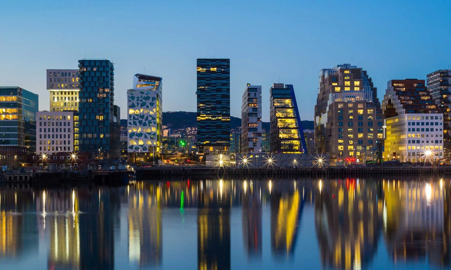 Oslo i blåtimen — Bjørvika speiler seg i fjorden