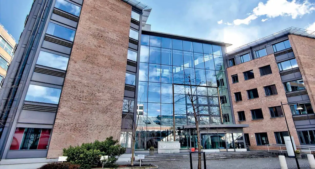 Kontorbygg med glassatrium